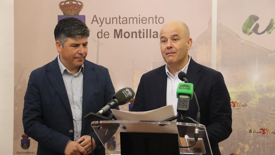 José Antonio Alcaide explica los pormenores del festival junto al alcalde, Rafael Llamas. / CÓRDOBA