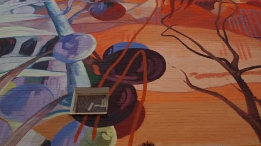 Raquel Coba trabaja en el mural que ha hecho en la Mancomunidad. / MANU CANO