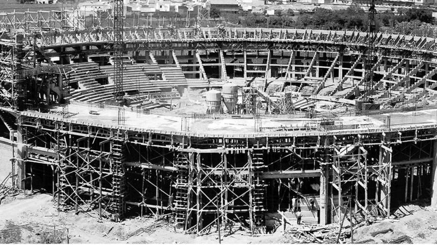 Construcción de la plaza de toros de Los Califas / LADIS
