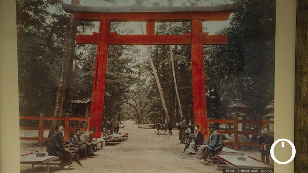 Exposición Japón en el siglo XIX en la Bienal fotografía 2025 ÁLEX GALLEGOS Exposición Japón en el siglo XIX en la Bienal fotografía 2025 ÁLEX GALLEGOS Exposición Japón en el siglo XIX en la Bienal fotografía 2025 ÁLEX GALLEGOS Exposición Japón en el siglo XIX en la Bienal fotografía 2025 ÁLEX GALLEGOS Exposición Japón en el siglo XIX en la Bienal fotografía 2025 Así, la exposición no sólo es un viaje en el tiempo, sino también una reflexión sobre cómo se construye la imagen de un país hacia el exterior.