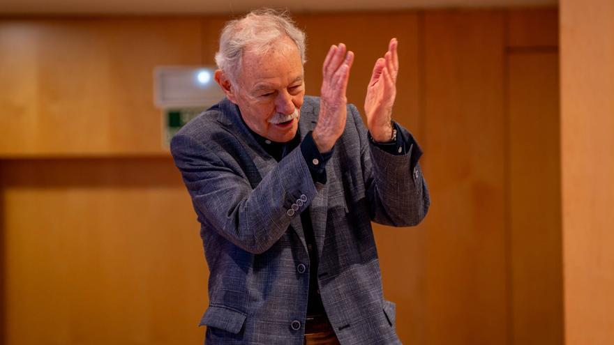 Eduardo Mendoza, este miércoles, tras conocer el fallo del Premio Princesa de Asturias de las Letras / Jordi Otix