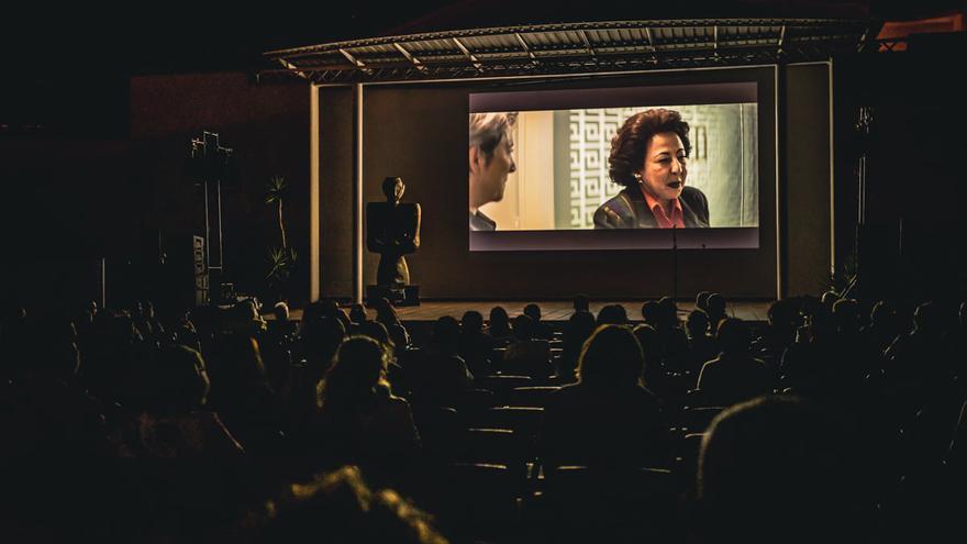 Fotografía de una de las sesiones de la 30ª edición del Festival Ibérico de Cine celebrado en la terraza del teatro López de Ayala de Badajoz. / La Crónica