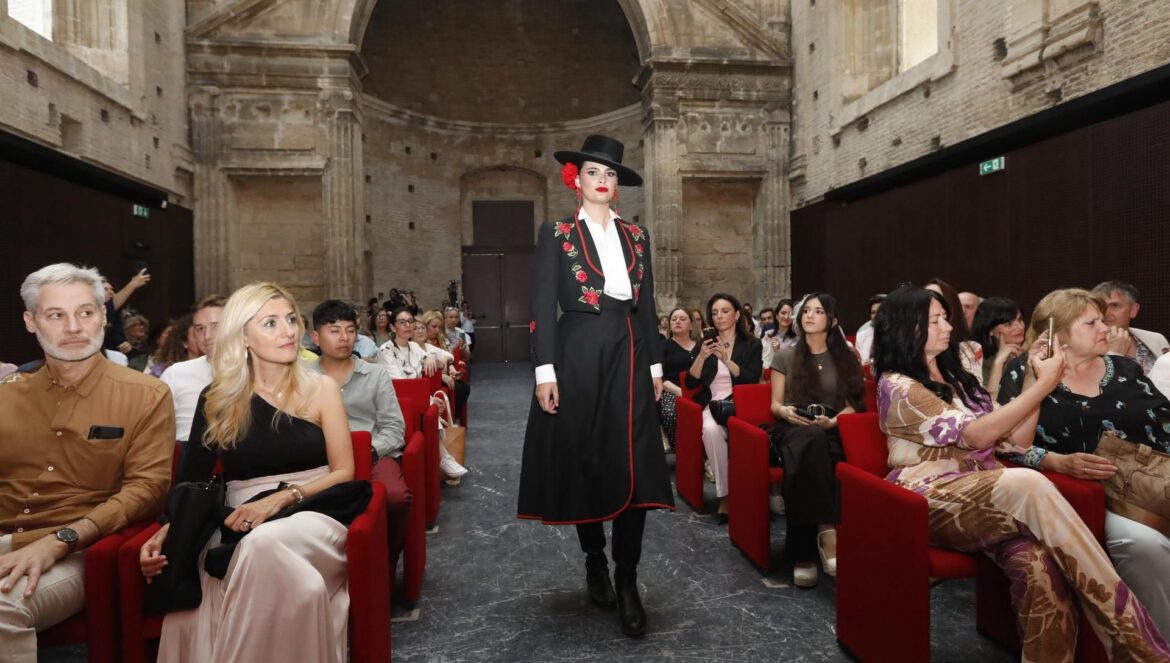 Modelo ataviada con el traje de cordobesa / Ayuntamiento de Córdoba