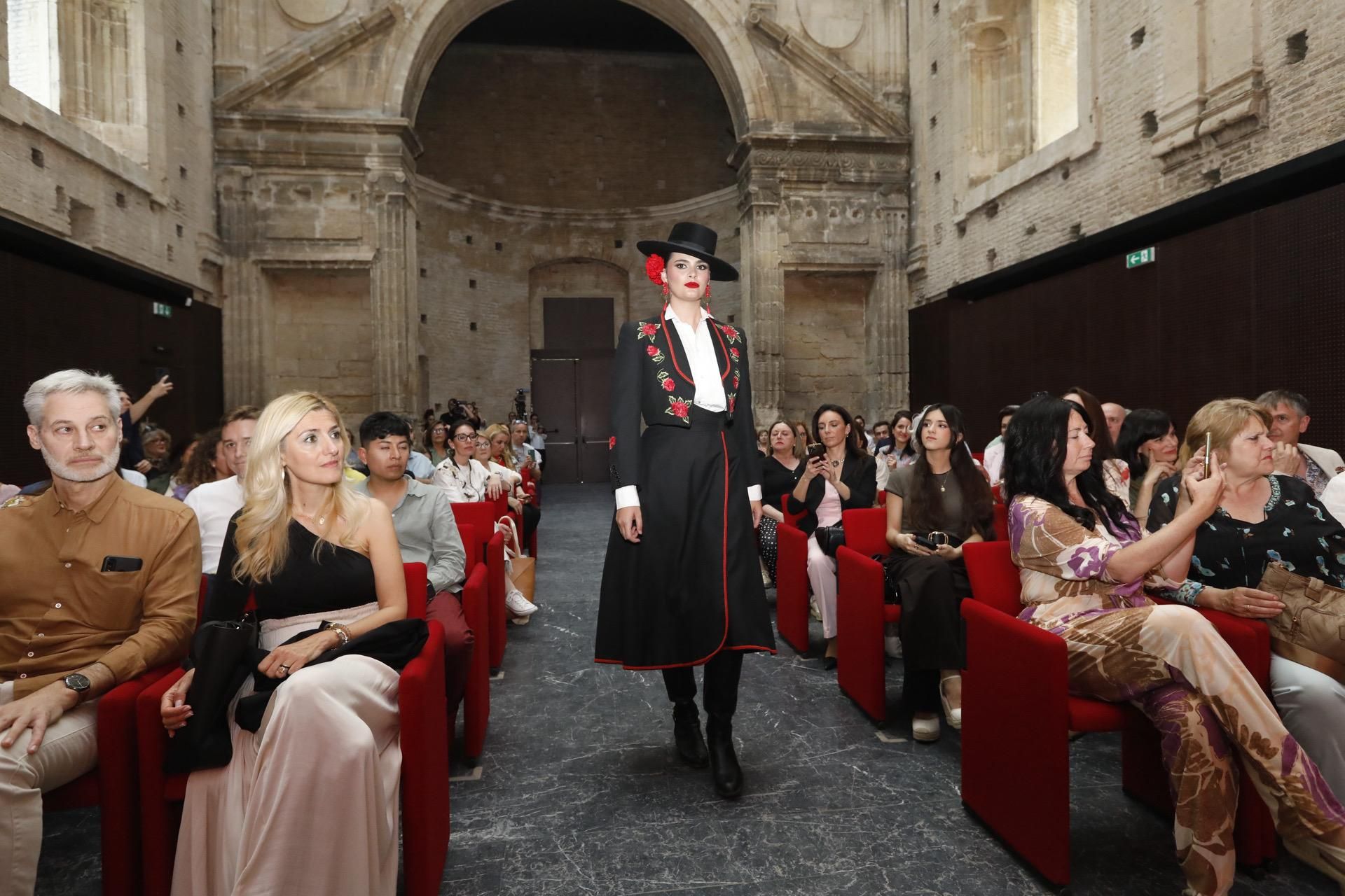 Modelo ataviada con el traje de cordobesa / Ayuntamiento de Córdoba