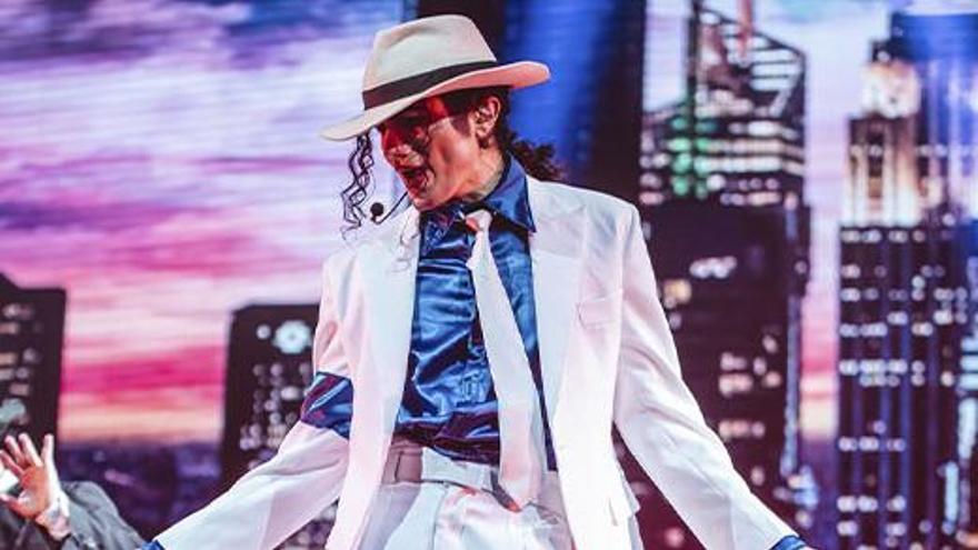 El artista interpreta a Michael Jackson en el espectáculo. / CÓRDOBA