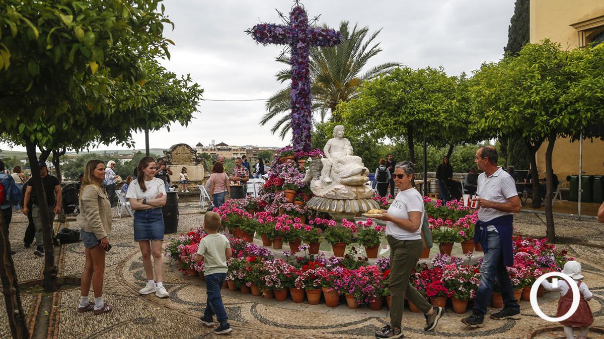 Cruces 2025 - Hermandad del Sepulcro ÁLEX GALLEGOS Batalla de las flores MADERO CUBERO El cantaor Miguel Poveda ALEX GALLEGOS El excomponente de Tricicle Carles Sans.