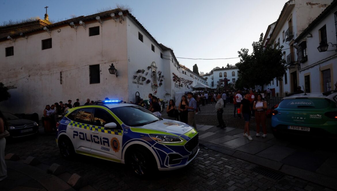 Un coche de la Policía Local pasa por Santa Marina al caer la tarde. / Miguel Ángel Salas