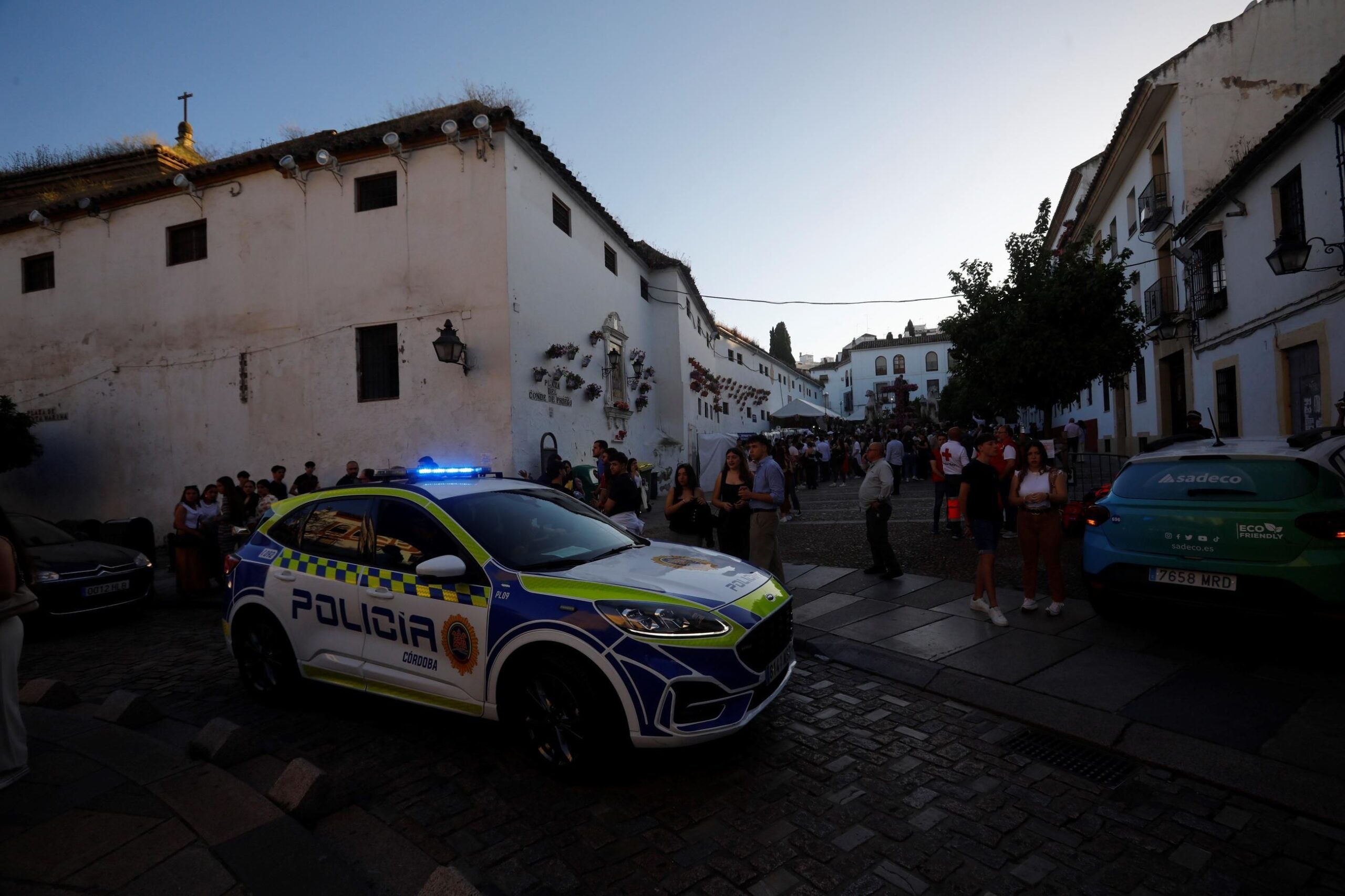 Un coche de la Policía Local pasa por Santa Marina al caer la tarde. / Miguel Ángel Salas