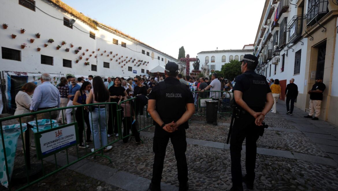 Agentes de la Policía Local vigilan la Cruz de Mayo de Santa Marina al caer la noche. / Miguel Ángel Salas