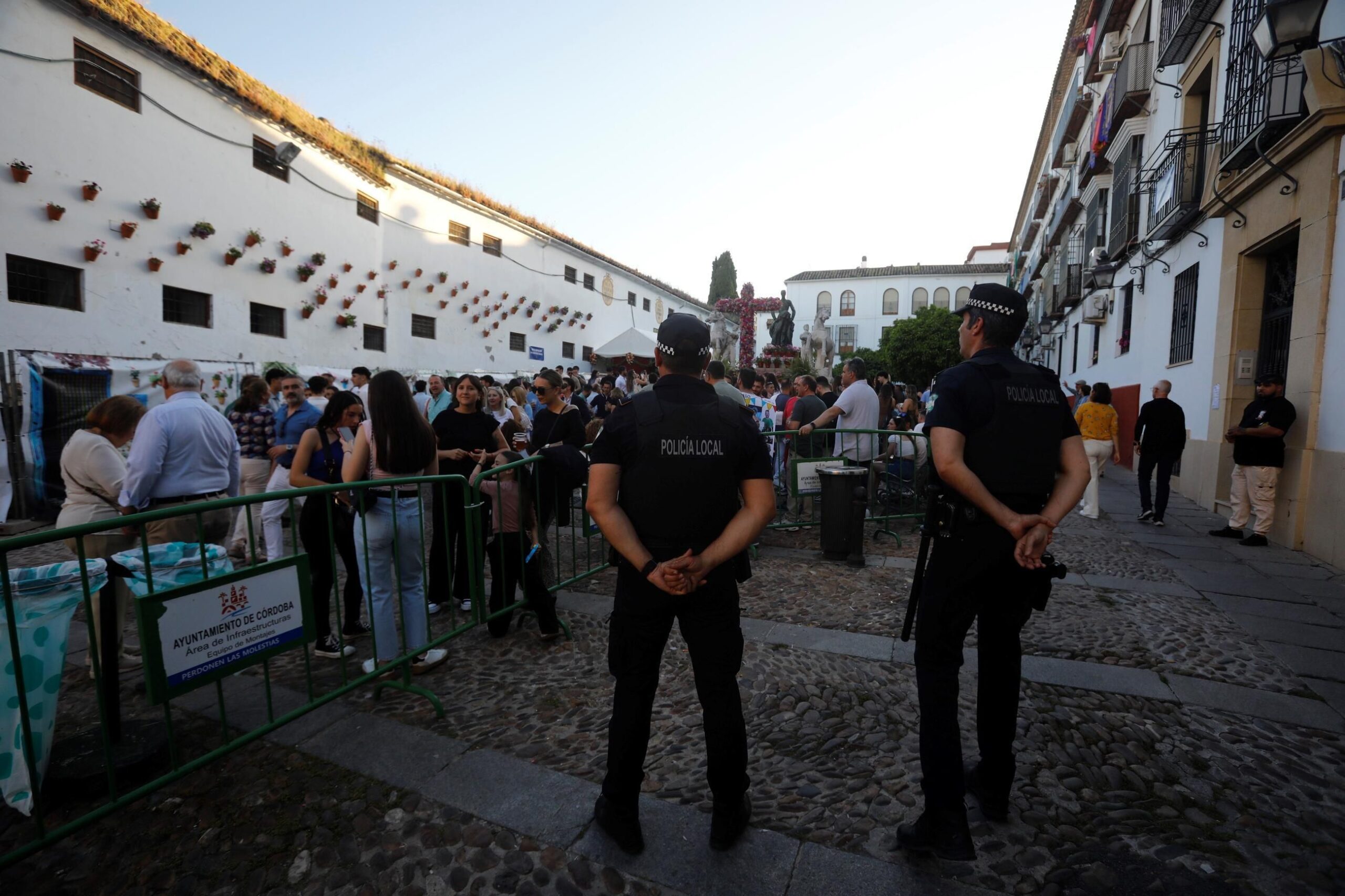 Agentes de la Policía Local vigilan la Cruz de Mayo de Santa Marina al caer la noche. / Miguel Ángel Salas