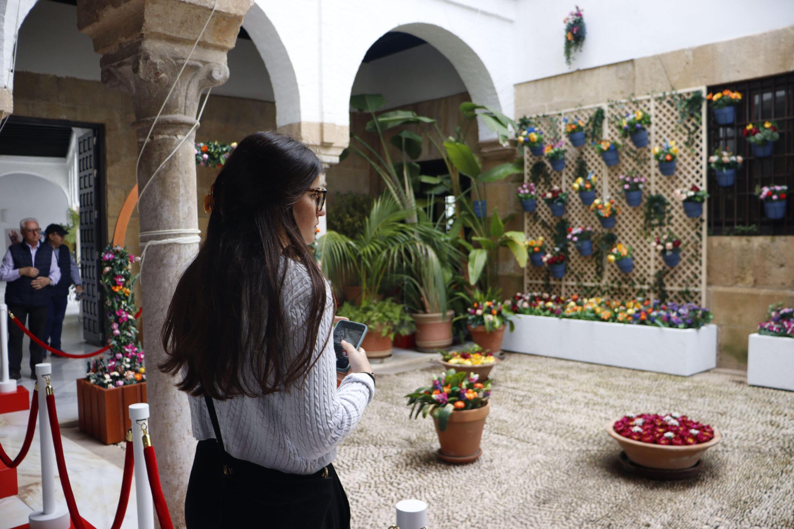 Una persona en el Patio Lego del Palacio de Orive / Cristina del Moral