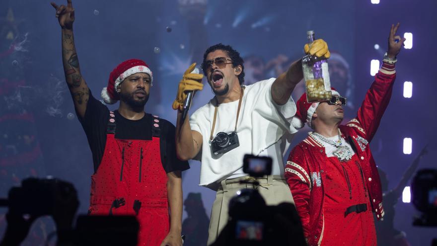 Jowell y Randy y Bad Bunny (c) durante el concierto en su gira 3 D, en el Coliseo Jose Miguel Agrelot de San Juan de Puerto Rico. / EFE