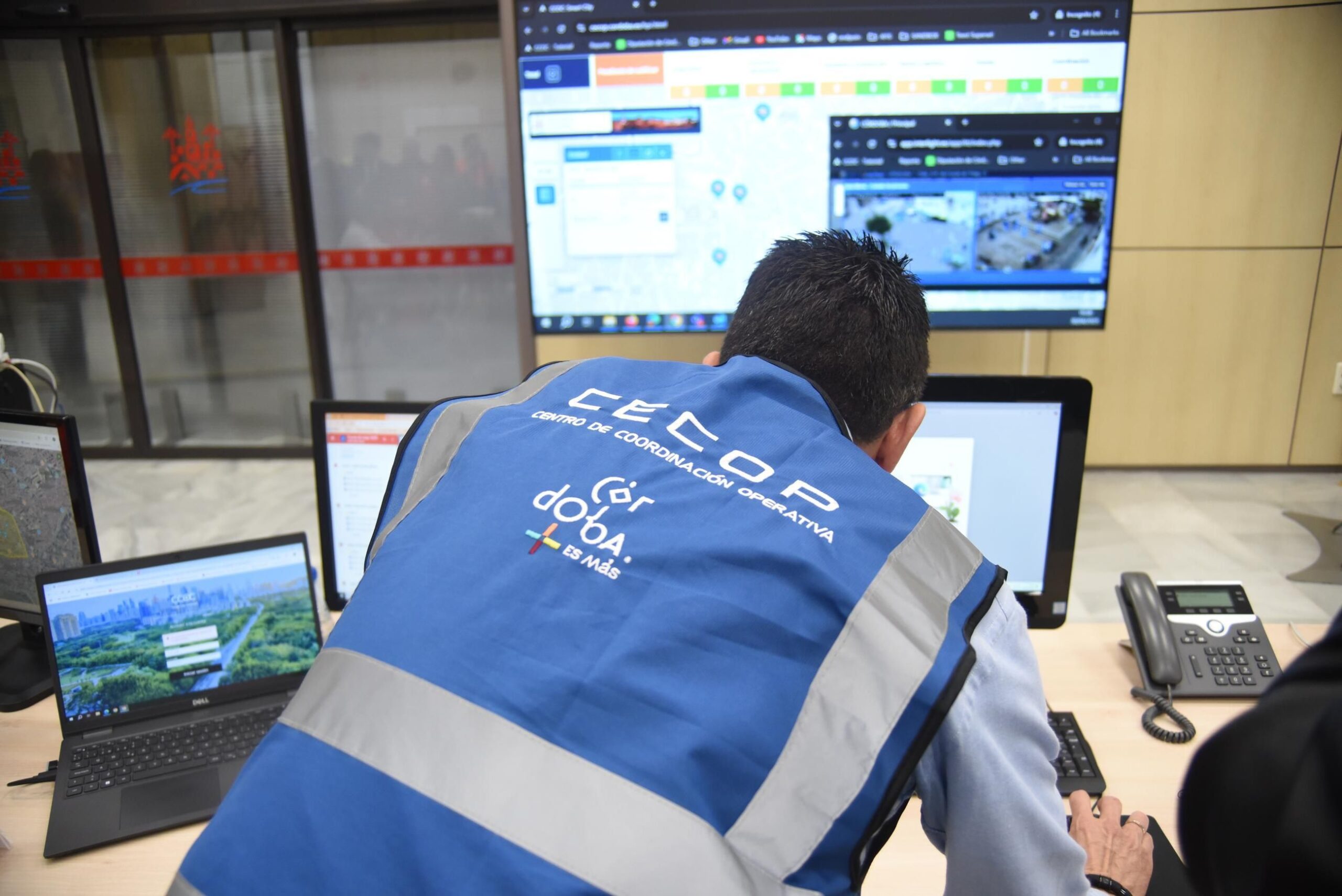 Centro neurálgico del Cecop durante la primera noche de las Cruces de Mayo / Luis Navarro