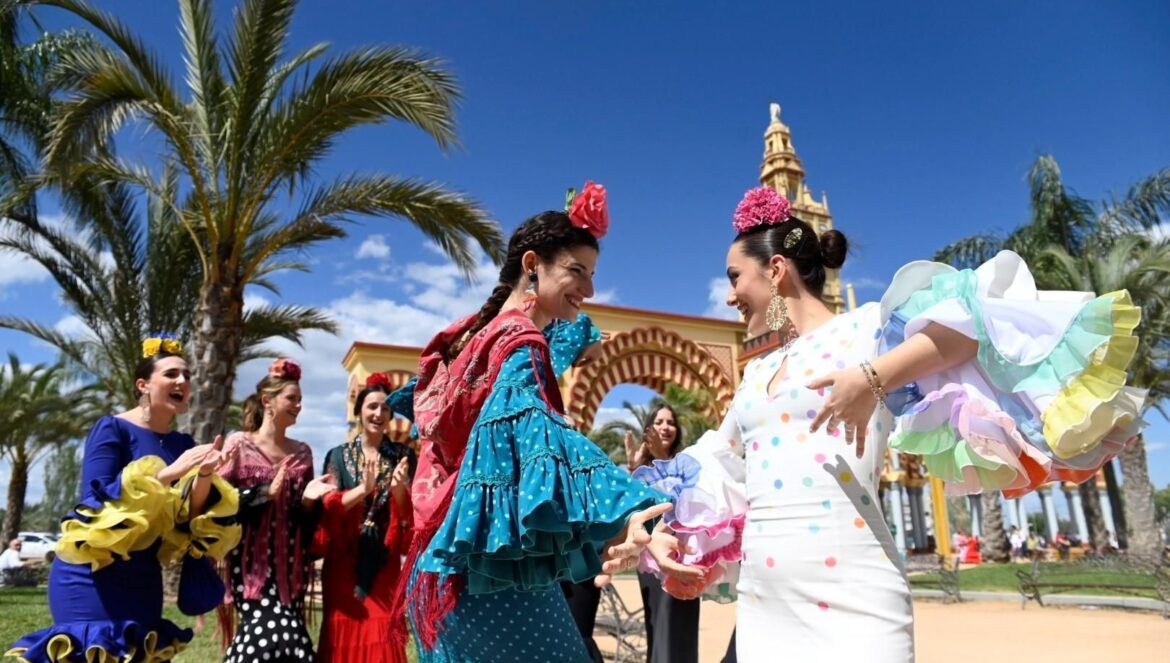 Jóvenes bailan delante de la portada de la Feria de Córdoba / Juan Ayala