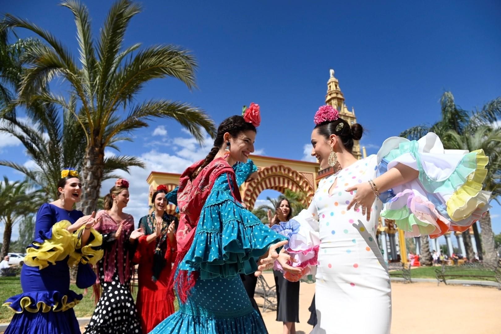 Jóvenes bailan delante de la portada de la Feria de Córdoba / Juan Ayala