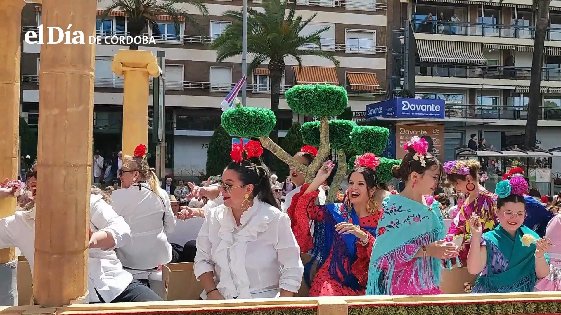 Córdoba celebra su Batalla de las Flores lanzando 100.000 claveles / El Día