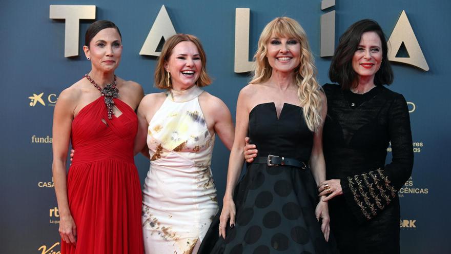 Toni Acosta, Aitziber Garmendia, Cayetana Guillén Cuervo y Aitana Sánchez Gijón, durante la alfombra roja de los Premios Talía. / EFE