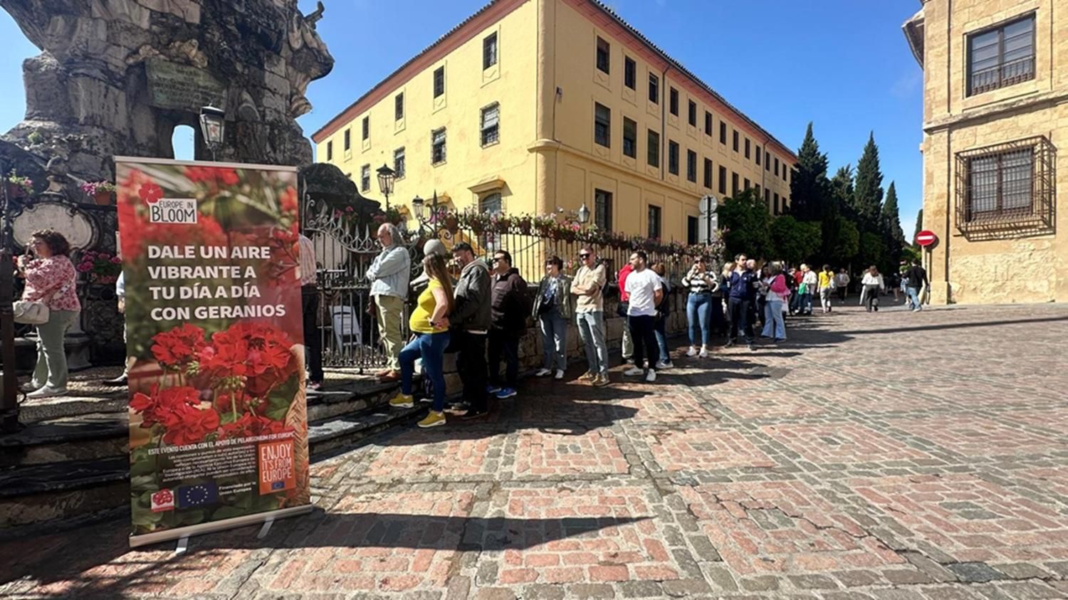 Fila de personas esperando a recoger su geranio / Europe in Bloom