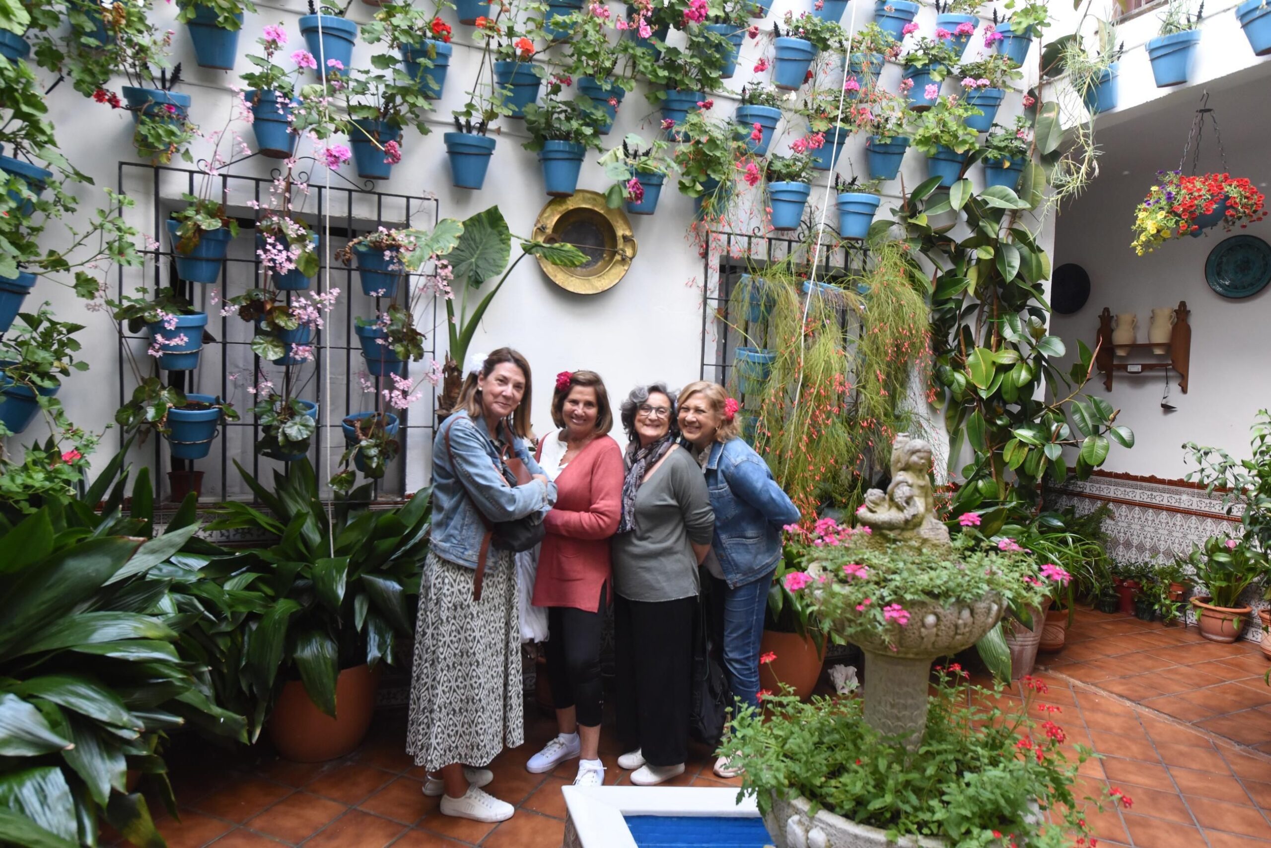 Turistas un patio de la Judería y San Francisco / Luis Navarro
