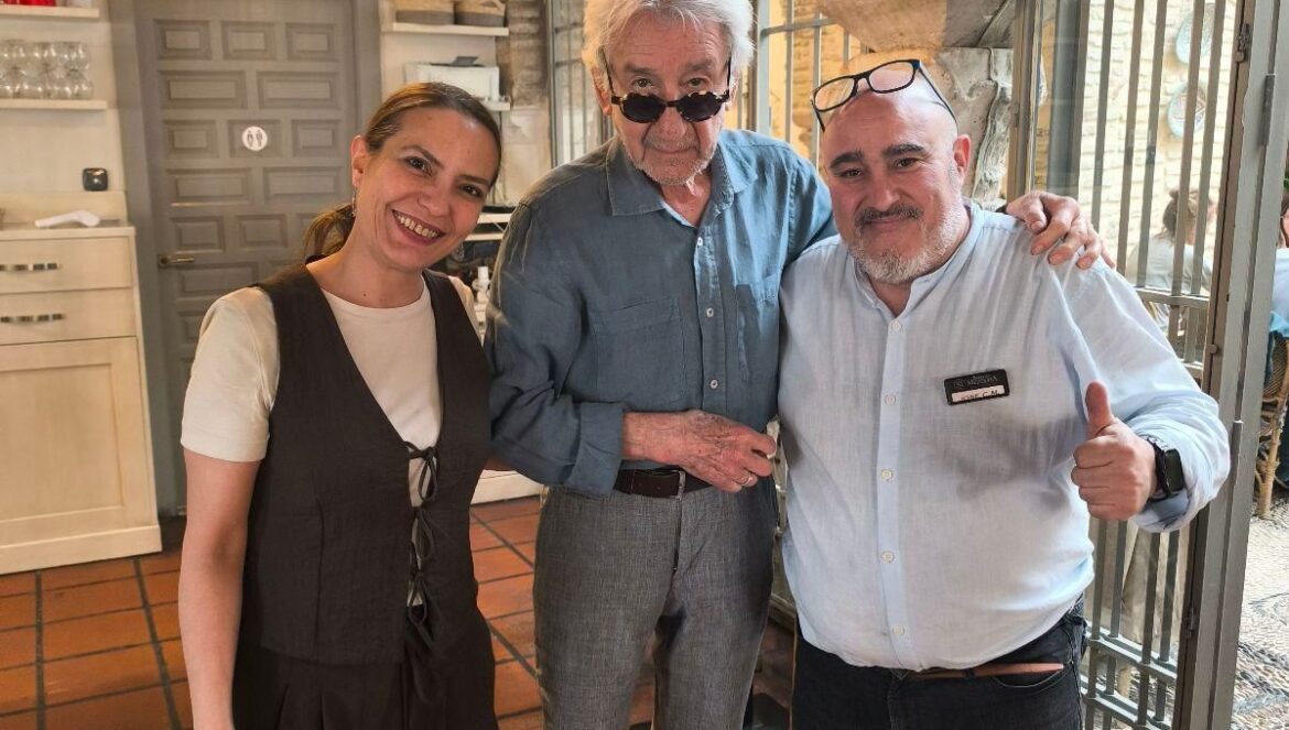 José Sacristán con parte del staff de Bodegas Mezquita Corregidor / Redes Bodegas Mezquita