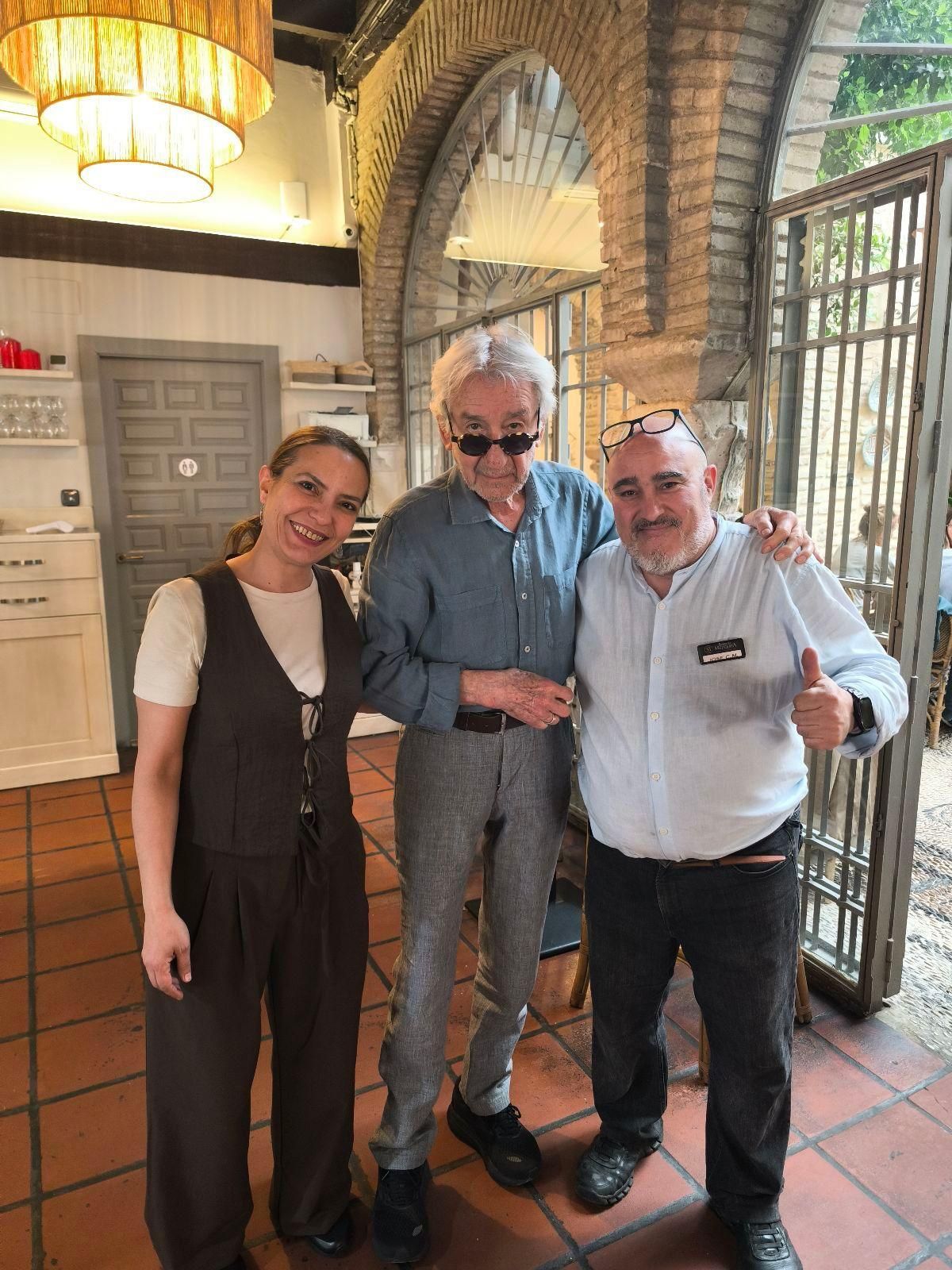 José Sacristán con parte del staff de Bodegas Mezquita Corregidor / Redes Bodegas Mezquita