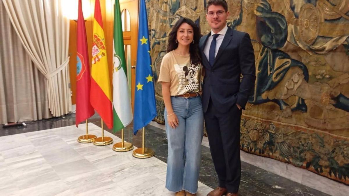 La edil de Recursos Humanos del Ayuntamiento de Córdoba, Cintia Bustos, y Gonzalo J. Herreros, nuevo director de los museos municipales de Córdoba.
