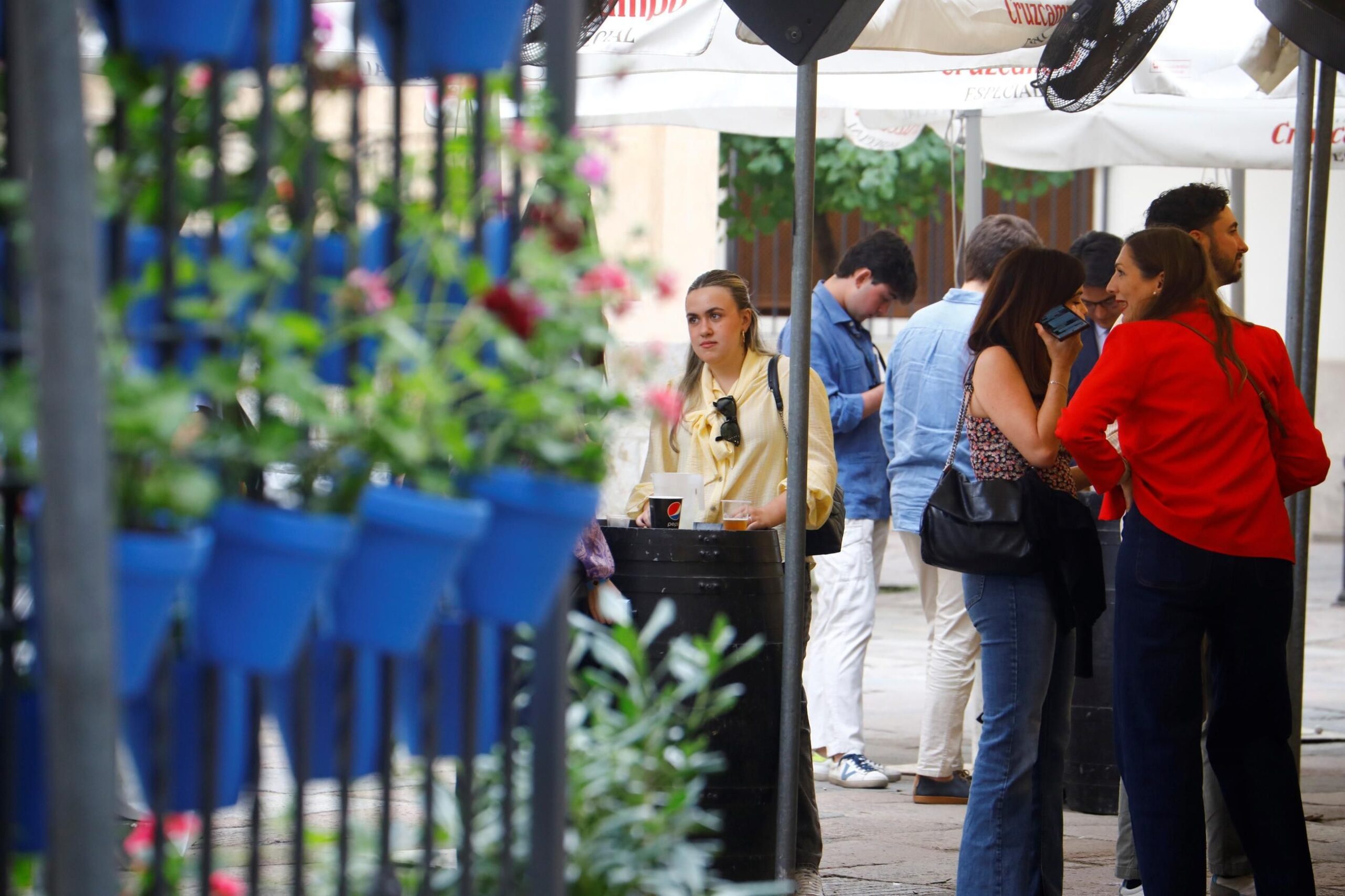 Numerosas personas en una cruz / Miguel Ángel Salas