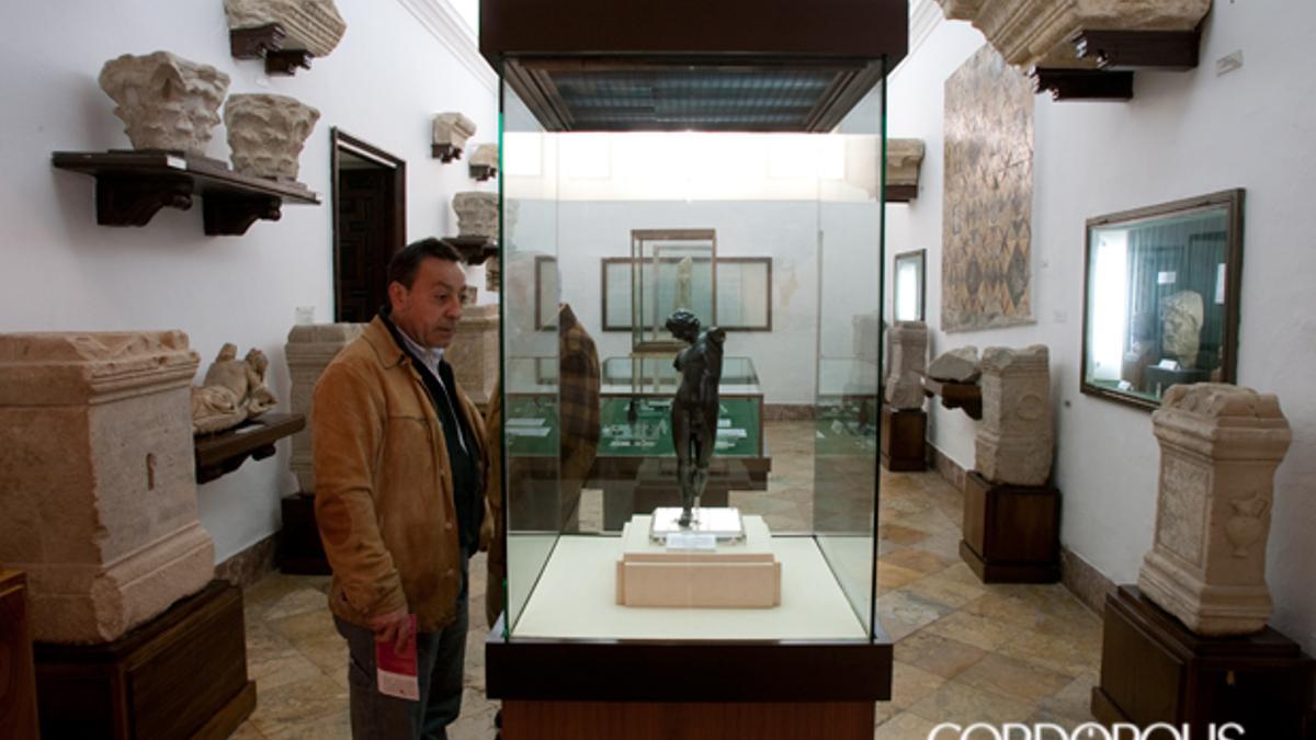 Una persona viendo una de las exposiciones del Museo Arqueológico MADERO CUBERO
