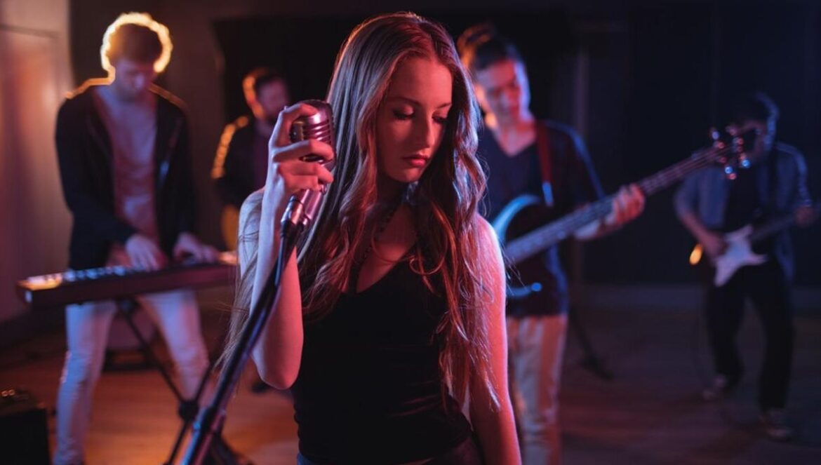Un grupo musical de jóvenes en un estudio FREEPIK