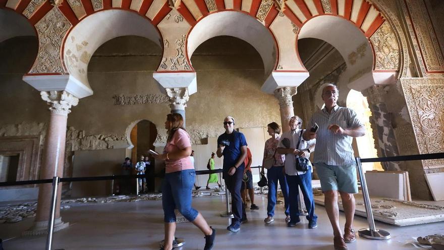 Grupo de visitantes en el Salón Rico. / Francisco González