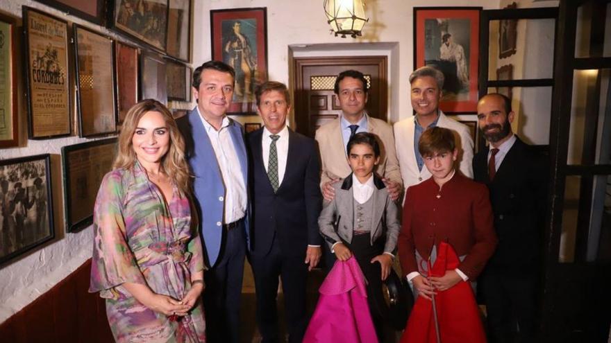 El Cordobés (tercero por la izquierda), en el acto de entrega. | VÍCTOR CASTRO / LADIS