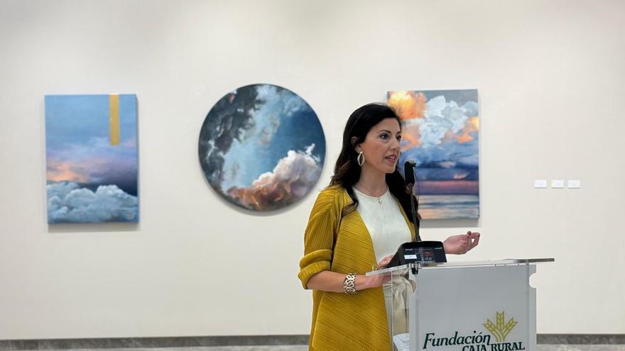 María Oria explica la temática de su exposición pictórica en Fundación Caja Rural del Sur. / CÓRDOBA