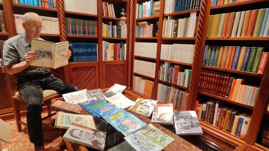 El editor Pepe Fernández, rodeado de libros. / E. MANZANO