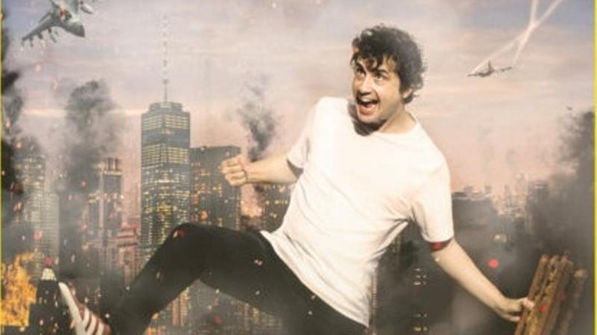 Imagen del cómico Sergio Bezos en el cartel promocional de su espectáculo. Sergio Bezos en una imagen de La Revuelta (RTVE).