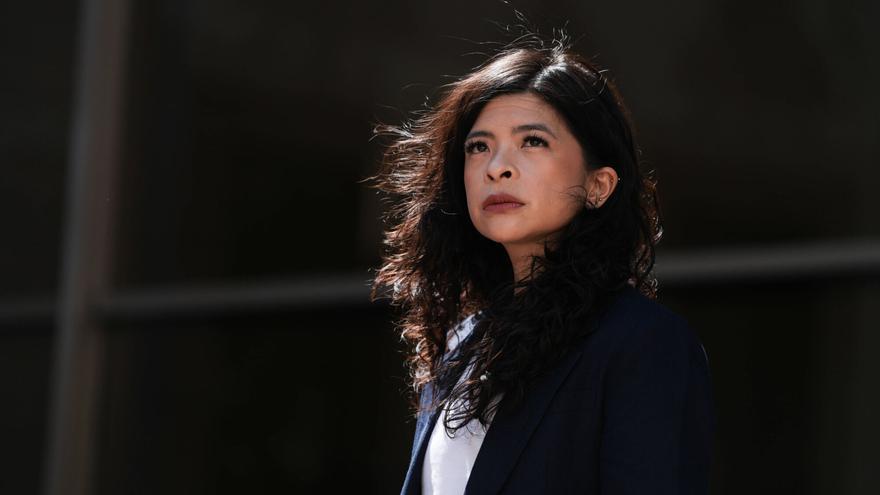 La periodista filipina Patricia Evangelista, autora de 'Que alguien los mate', en el patio del CCCB / Zowy Voeten