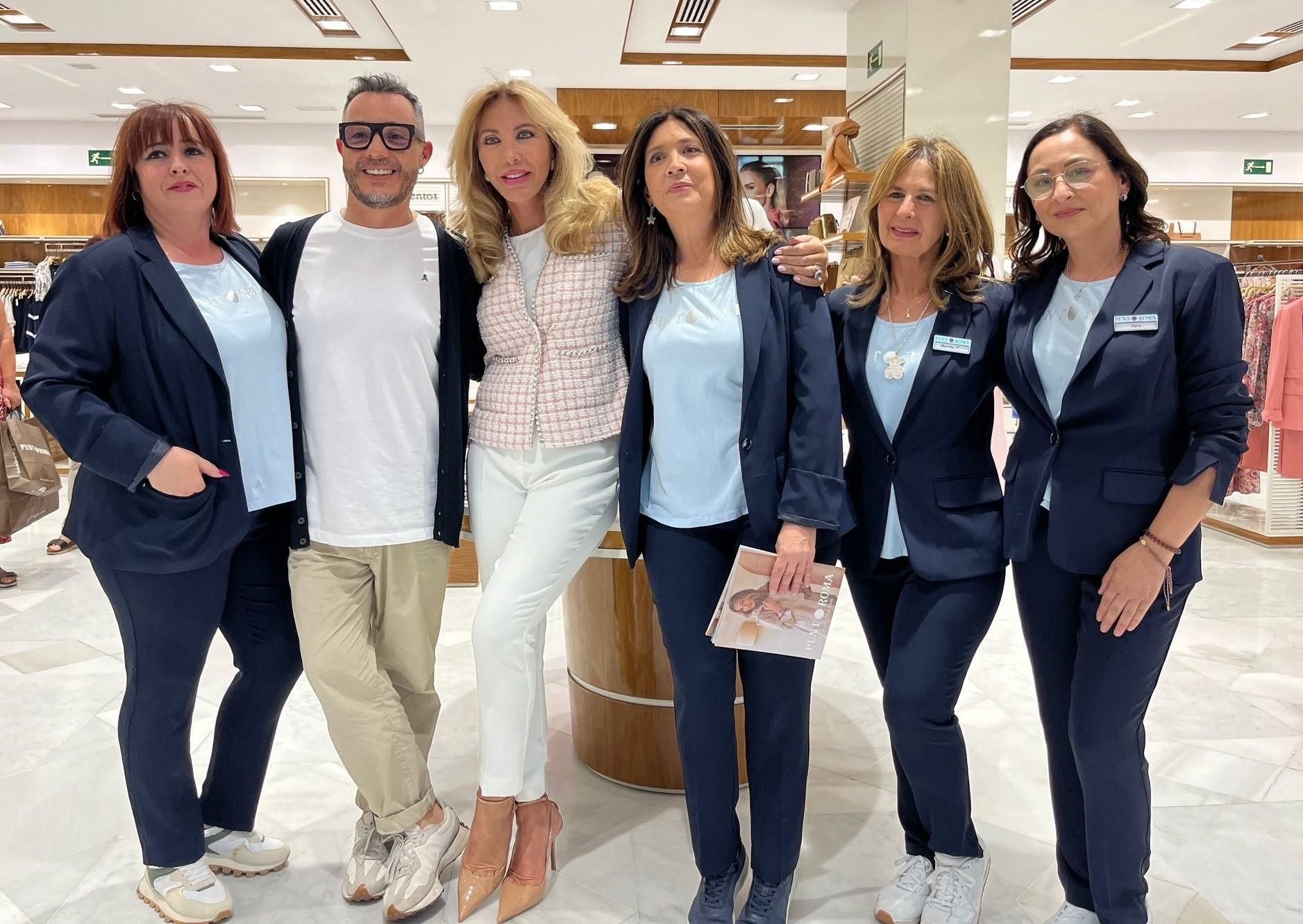 Norma Duval con el equipo de la tienda Punt Roma de Córdoba / Punt Roma