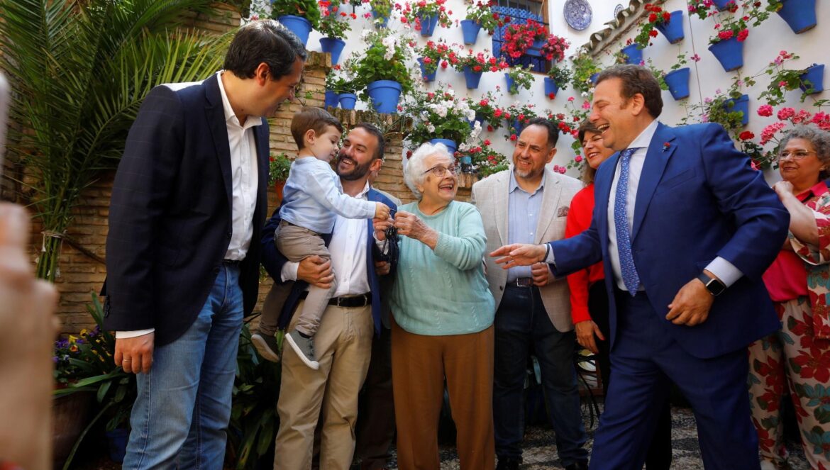 Presentación de la Fiesta de los Patios en la calle Guzmanas, 4. / Miguel Ángel Salas