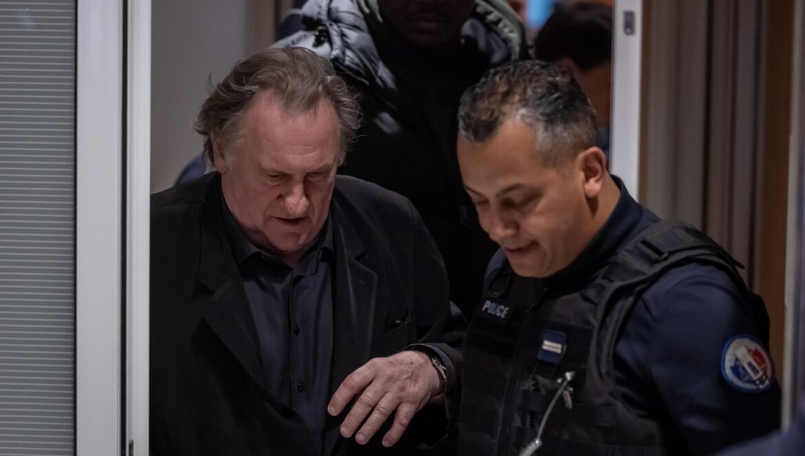 Gerard Depardieu, durante una de las sesiones del juicio el pasado marzo. / Christophe Petit Tesson / Efe