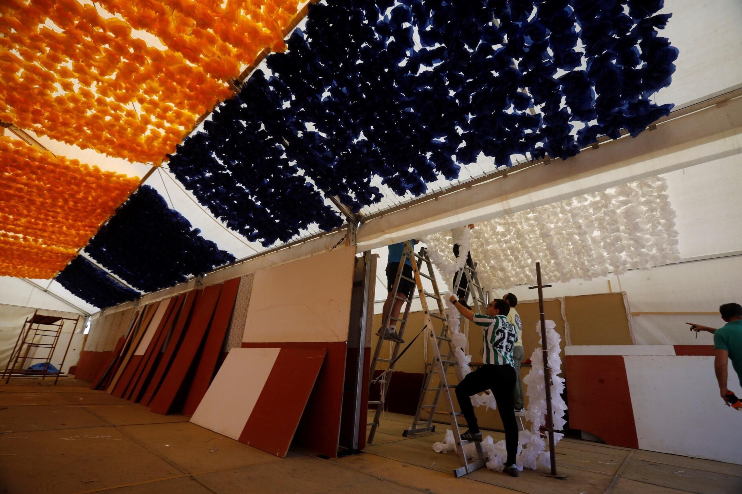 Puesta a punto de una caseta en El Arenal. / Miguel Ángel Salas