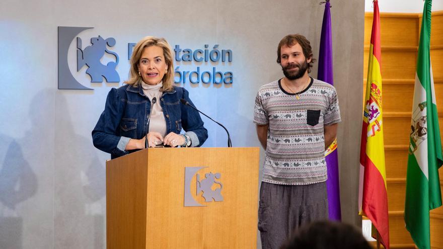 La delegada de Igualdad de la Diputación, Auxiliadora Moreno, y el director de Arte Viva, Dany Ruz, en la presentación del programa. / CÓRDOBA