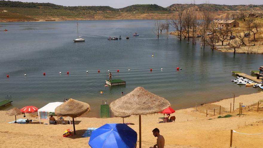 Imagen de la playa de la Breña, en Almodóvar del Río. / FRANCISCO GONZÁLEZ