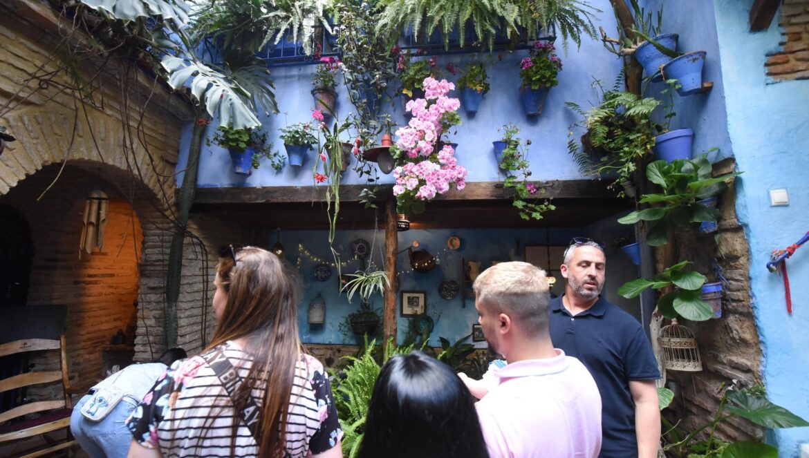 Turistas en un patio de la ruta de San Lorenzo / Luis Navarro