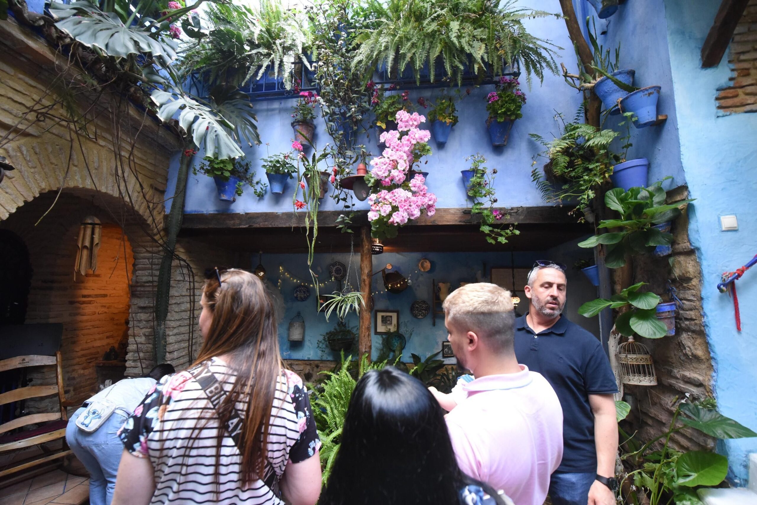 Turistas en un patio de la ruta de San Lorenzo / Luis Navarro