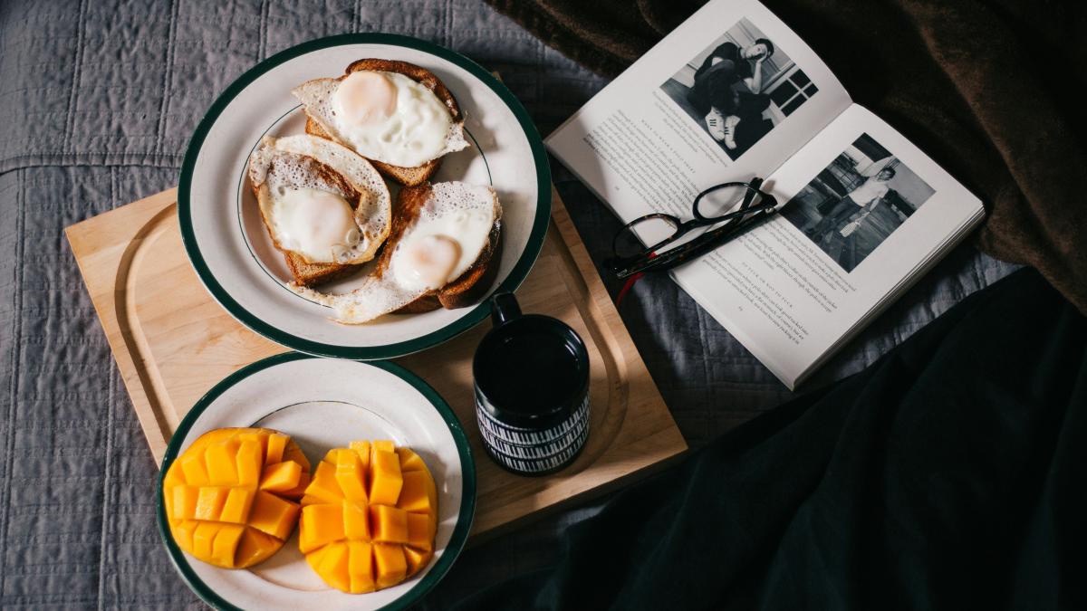 sliced mangoes served on white ceramic plate