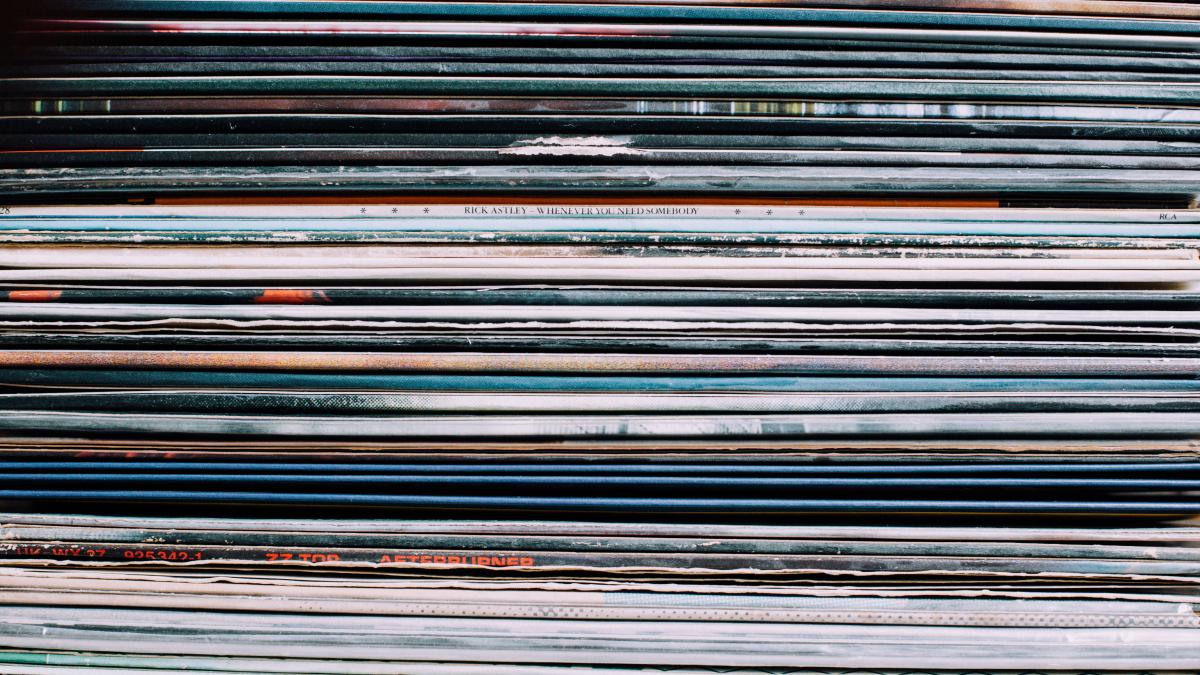 A background consisting of a stack of records in the city of Nancy, France