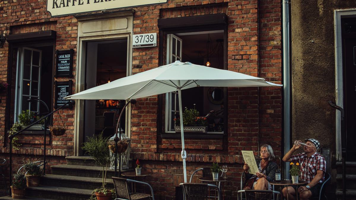 man and woman sitting on Kaffe Perro Negro patio