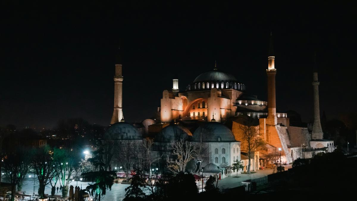 a night view of a large building with lights on it