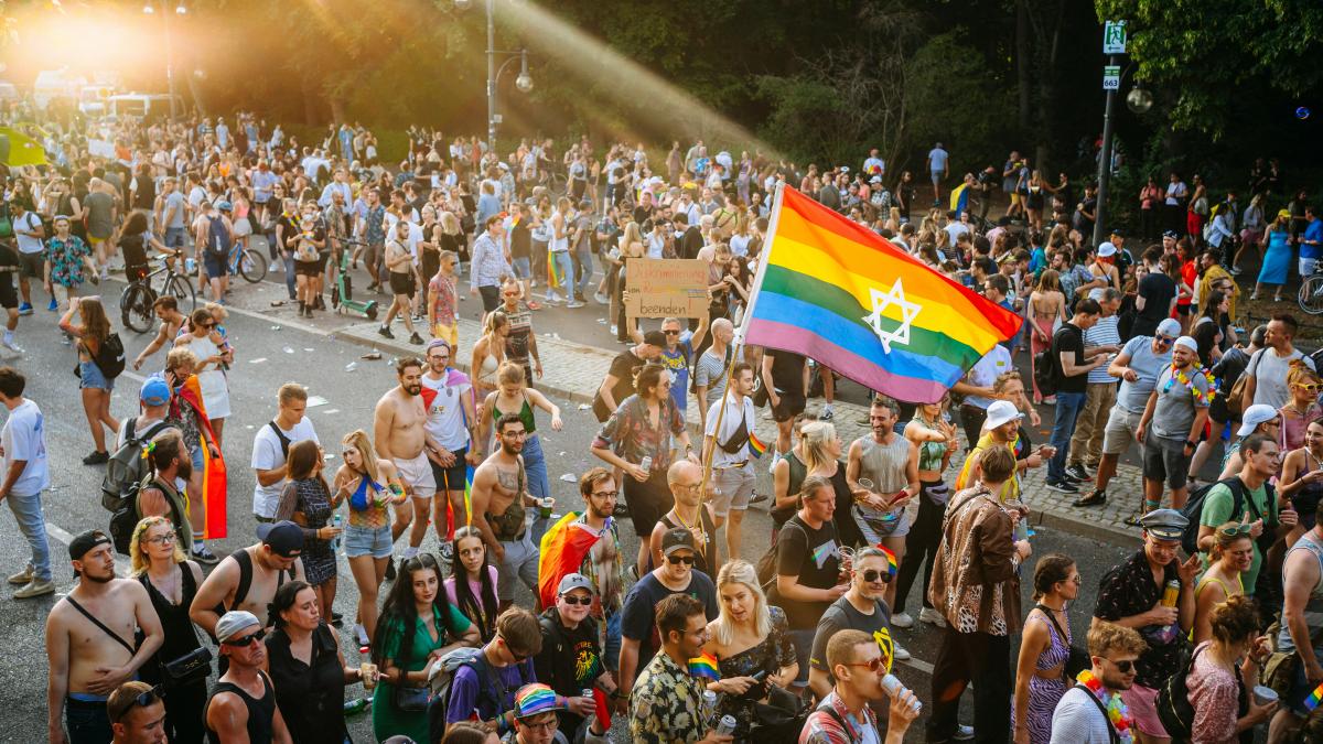 a large crowd of people