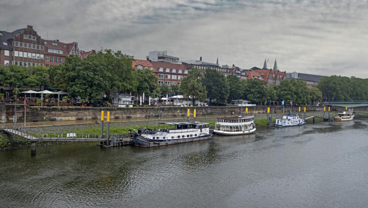 a group of boats that are sitting in the water