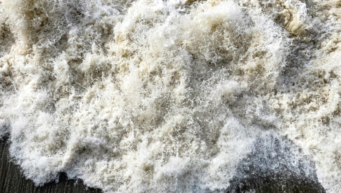 a close up of a bunch of water on the ground